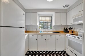 Microwave, oven, stovetop, coffee/tea maker - Swann Ave Suite Walk to Bayshore & Hyde Park! (Tampa)