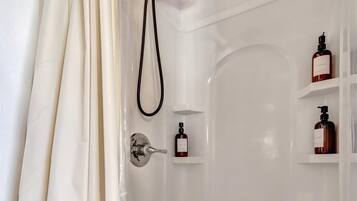 Douche, séchoir à cheveux, serviettes fournies