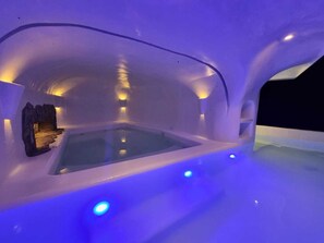 Una piscina cubierta, una piscina al aire libre