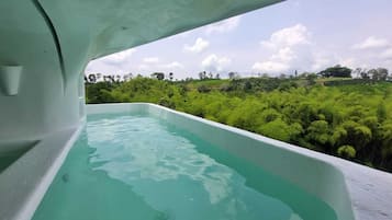 Een binnenzwembad, een buitenzwembad