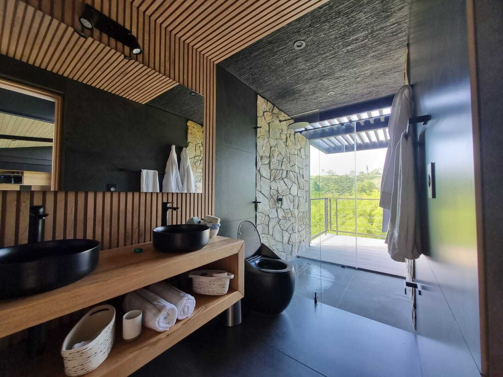 Towels, soap, shampoo, toilet paper