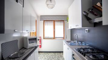 Frigorifero con congelatore, microonde, forno, piano cottura