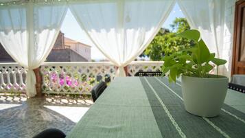 Frigorifero con congelatore, microonde, forno, piano cottura