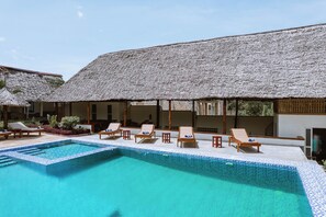 Outdoor pool - Farashuu Luna Villa (Nungwi)