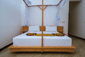 Desk, laptop workspace, free WiFi - Farashuu Luna Villa (Nungwi)