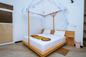 Desk, laptop workspace, free WiFi - Farashuu Luna Villa (Nungwi)