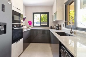 Coffee/tea maker, fridge, microwave, oven - Appartement Ecume Doré (Sainte-Anne)