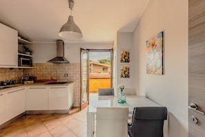 Grand réfrigérateur, micro-ondes, plaque de cuisson, lave-vaisselle