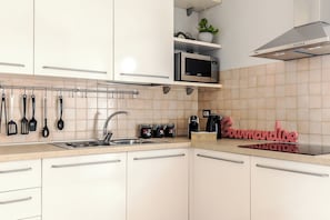 Full-size fridge, microwave, stovetop, dishwasher - Lemon House (Rome)