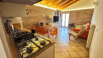 Geladeira grande, micro-ondas, fogão, cooktop