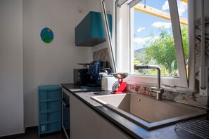 Großer Kühlschrank, Mikrowelle, Ofen, Herdplatte