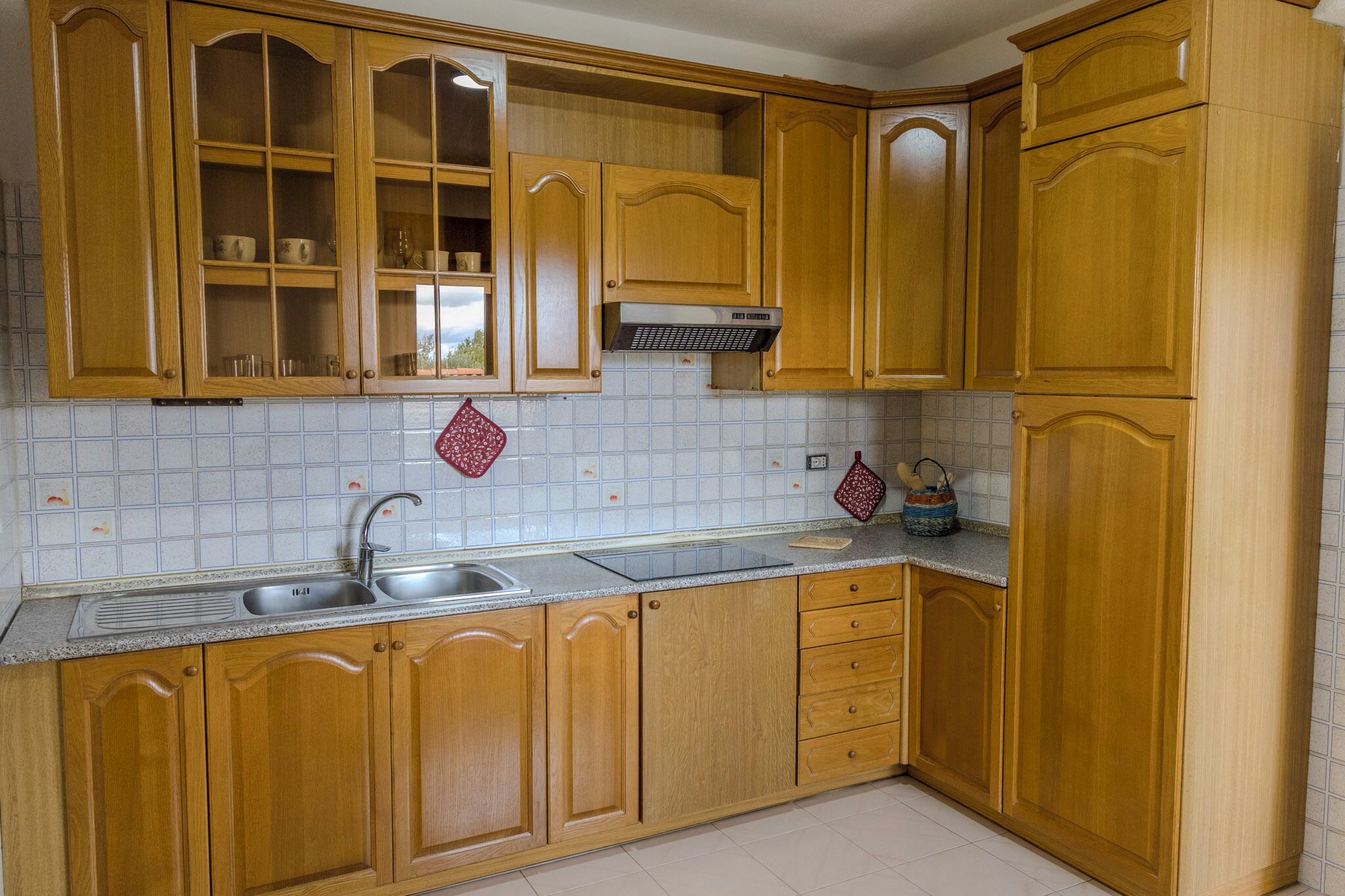 Frigorifero con congelatore, piano cottura, pentole/stoviglie/utensili