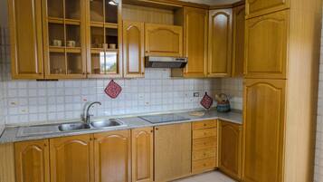 Frigorifero con congelatore, piano cottura, pentole/stoviglie/utensili