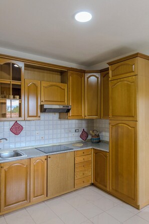 Refrigerador con freezer, placa de cocina, utensilios de cocina