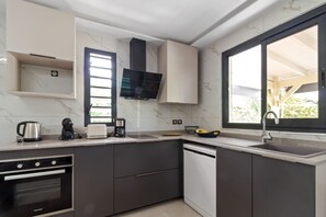 Fridge, microwave, oven, dishwasher - Appartement Horizon Doré (Sainte-Anne)