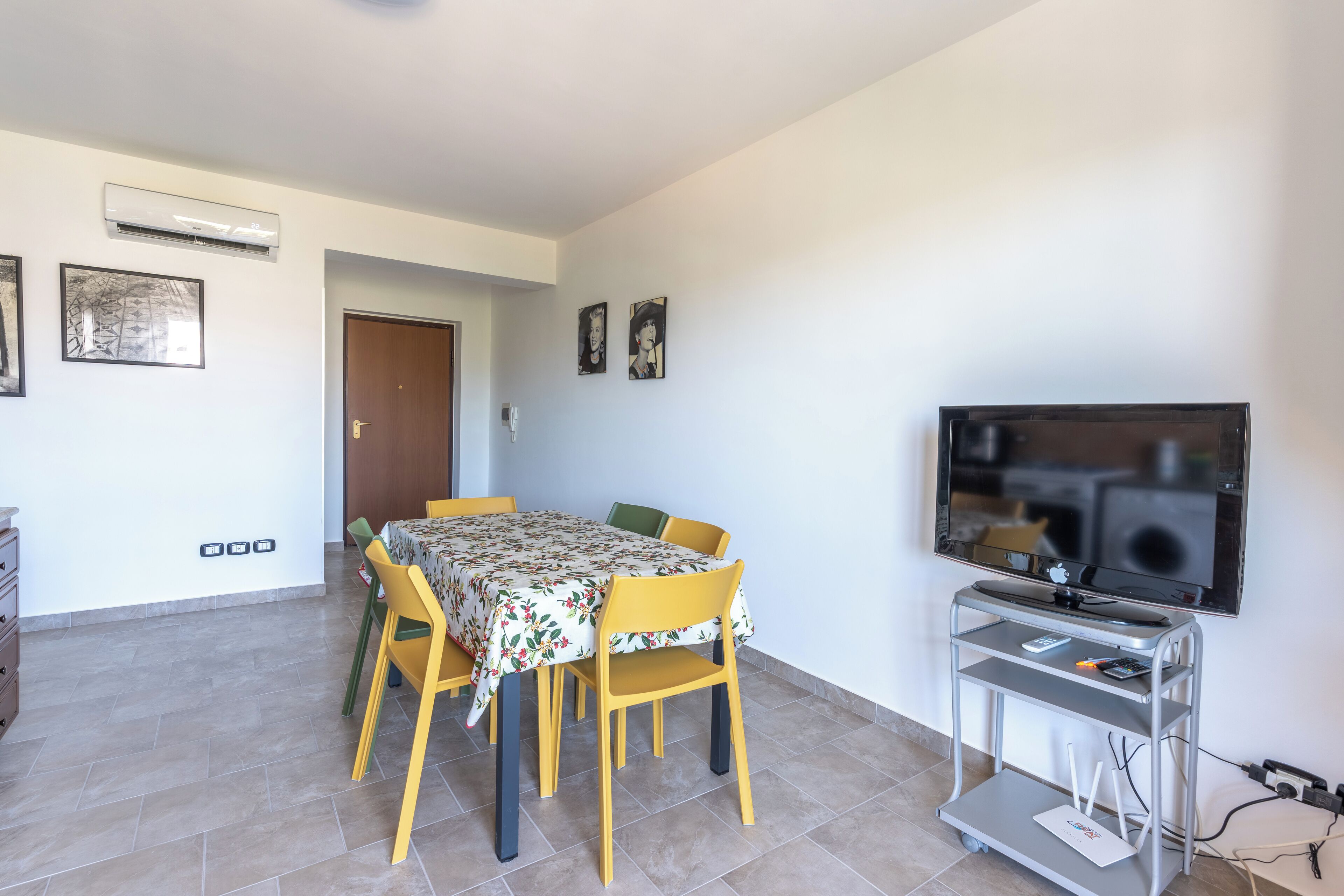 Full-size fridge, microwave, oven, stovetop