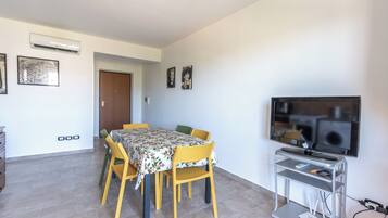 Full-size fridge, microwave, oven, stovetop