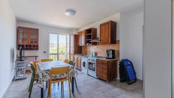 Lemari es besar, microwave, oven, dan kompor