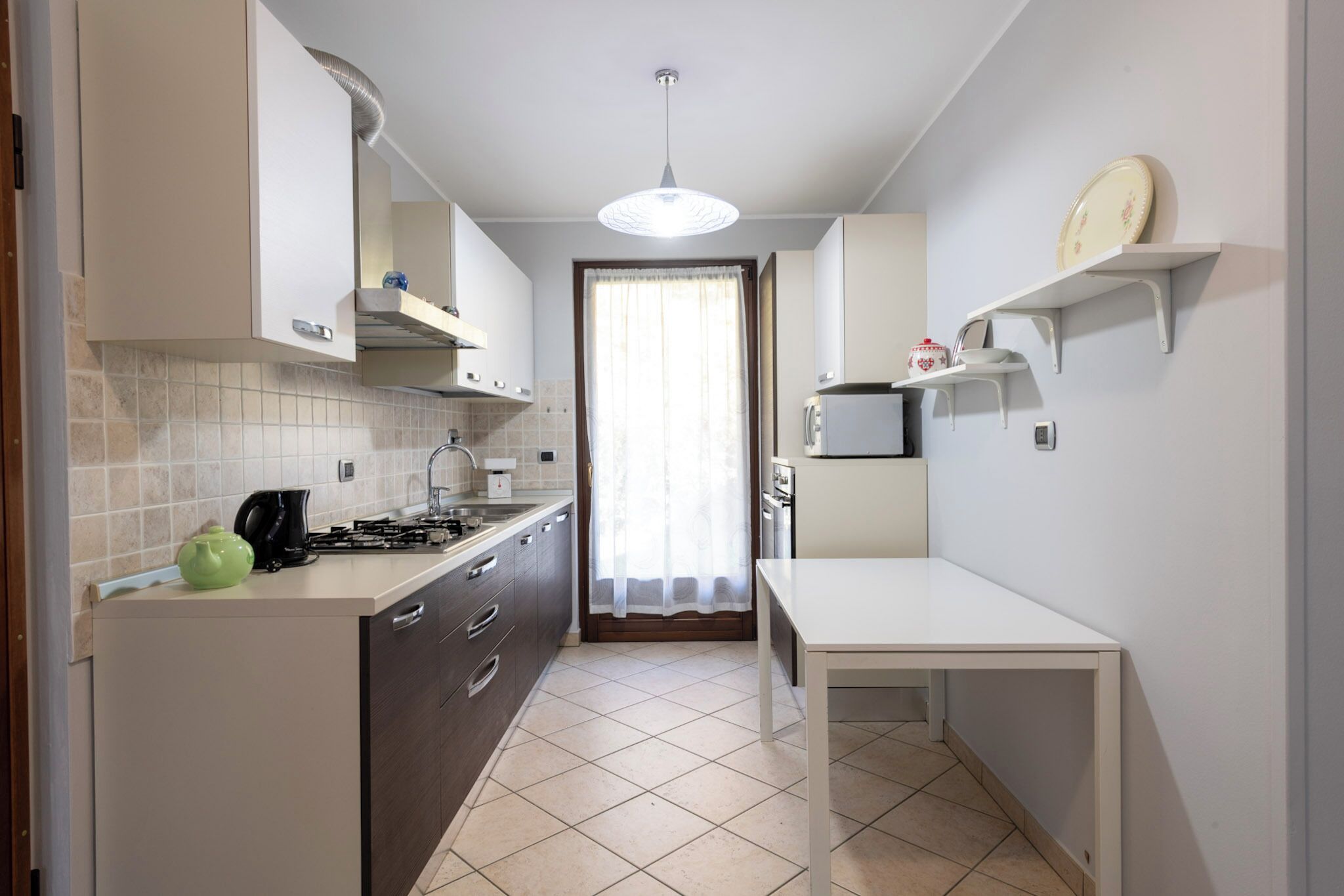 Geladeira grande, micro-ondas, fogão, cooktop