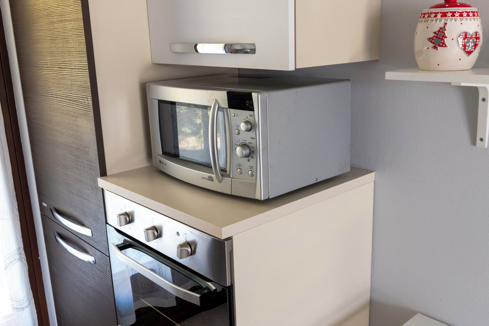 Full-sized fridge, microwave, oven, stovetop