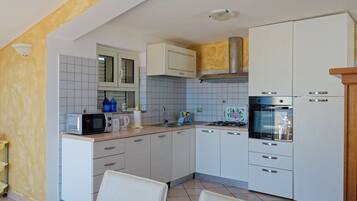 Geladeira grande, micro-ondas, fogão, cooktop