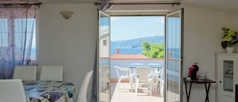 Täysikokoinen jääkaappi, mikroaaltouuni, uuni, liesi