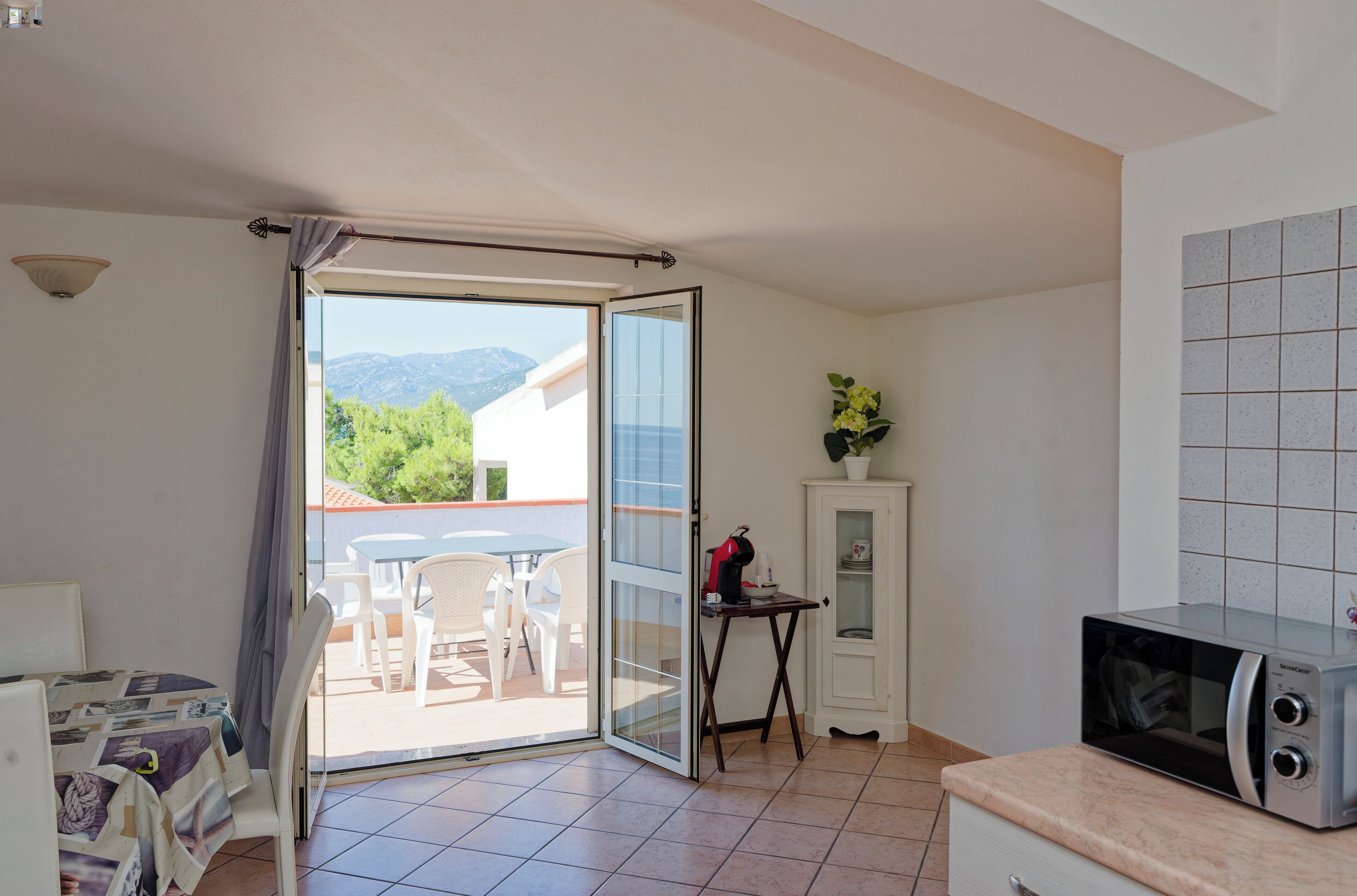 Geladeira grande, micro-ondas, fogão, cooktop