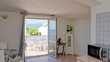 Geladeira grande, micro-ondas, fogão, cooktop