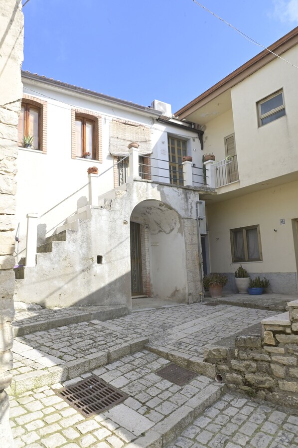 Front of property - Lo Casale (Buonalbergo)