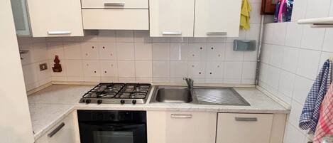 Réfrigérateur grande capacité avec congélateur, un four