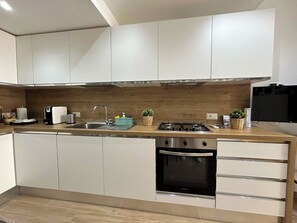 Full-size fridge, oven, stovetop, dishwasher - La Casetta (Stigliano)