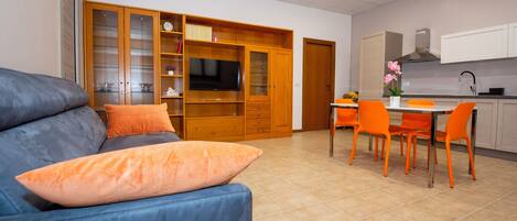 Täysikokoinen jääkaappi, mikroaaltouuni, uuni, liesi