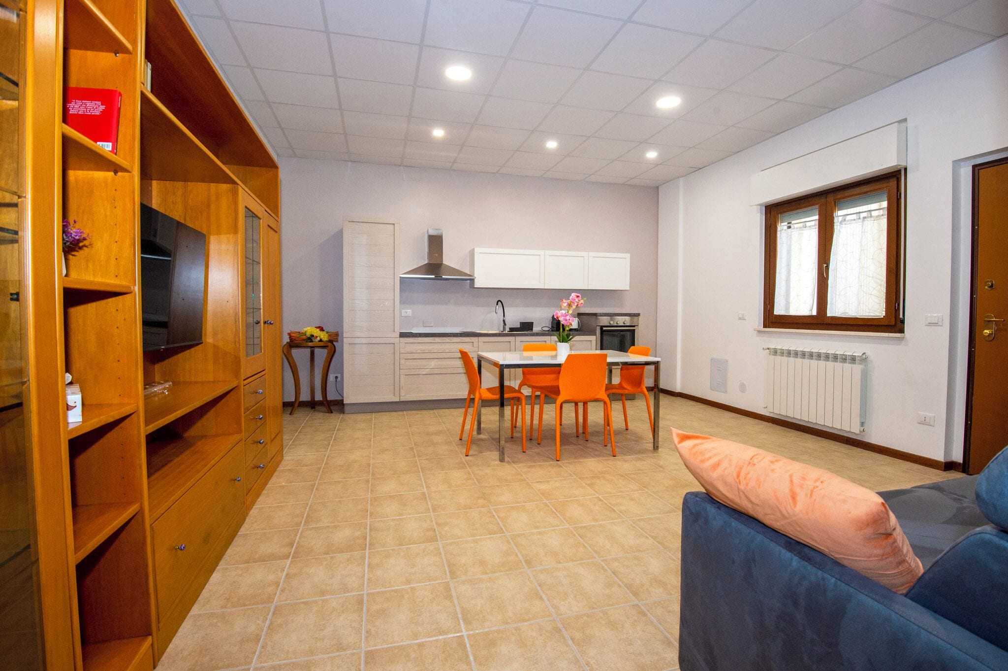 Großer Kühlschrank, Mikrowelle, Ofen, Herdplatte