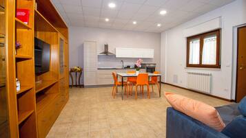 GroĂer KĂŒhlschrank, Mikrowelle, Ofen, Herdplatte