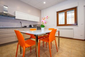 Nagyméretű hűtő/fagyasztó, mikrohullámú sütő, sütő és főzőlap