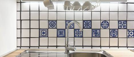 Täysikokoinen jääkaappi, uuni, liesi, astianpesukone