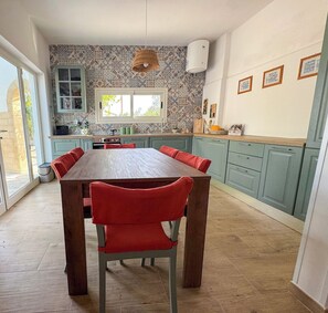 Full-sized fridge, oven, stovetop, dishwasher - Villa Nana (Brindisi)