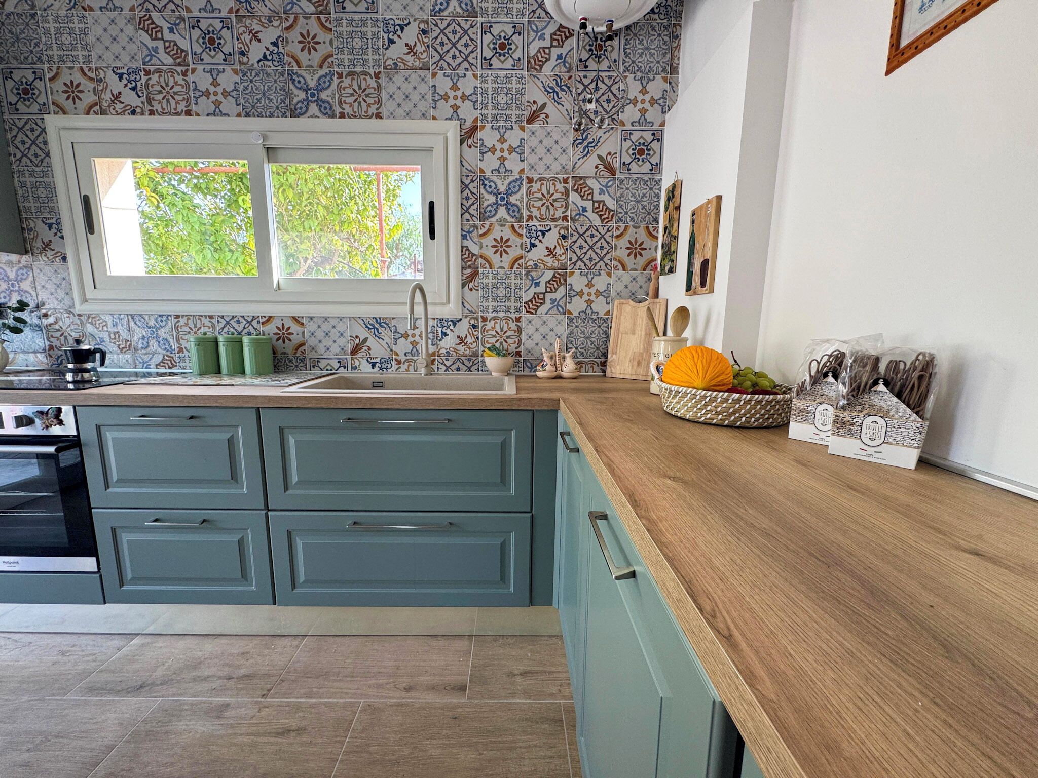 Full-size fridge, oven, stovetop, dishwasher