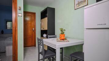 Kjøleskap, ovn, kokeplater og kjøkkenutstyr