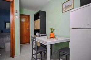 Full-size fridge, oven, stovetop, cookware/dishes/utensils - Casa Ida (San Giovanni Rotondo)