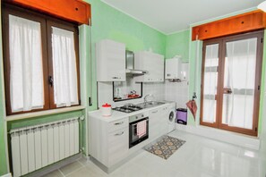 Full-size fridge, oven, stovetop, cookware/dishes/utensils - Casa Ida (San Giovanni Rotondo)