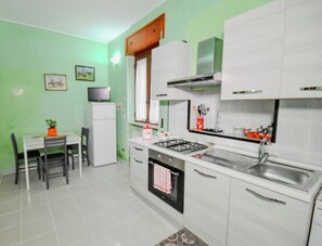 Full-size fridge, oven, stovetop, cookware/dishes/utensils - Casa Ida (San Giovanni Rotondo)