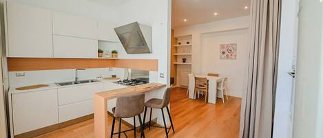 Full-sized fridge, oven, stovetop, cookware/dishes/utensils