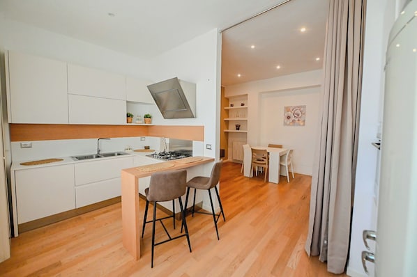 Full-size fridge, oven, stovetop, cookware/dishes/utensils - Seavè (Bari)