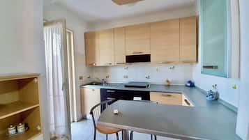 Grand réfrigérateur, micro-ondes, four, plaque de cuisson