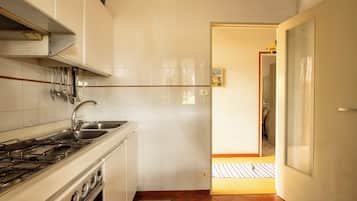 GroĂer KĂŒhlschrank, Ofen, Herdplatte, Kochgeschirr/Geschirr/Besteck