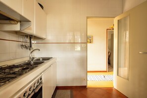 Full-size fridge, oven, stovetop, cookware/dishes/utensils - Villa Alessandra (Castelvetrano)