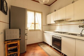 Full-sized fridge, oven, stovetop, cookware/dishes/utensils - Villa Alessandra (Castelvetrano)