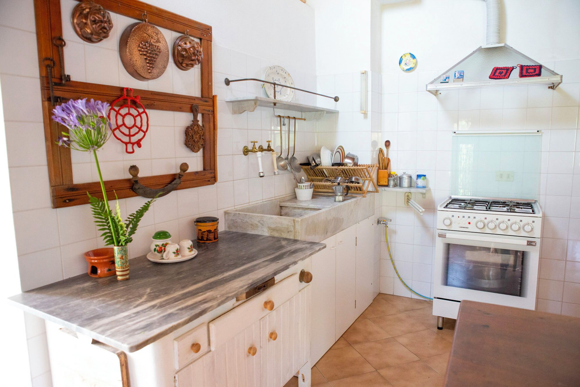 Een koelkast met diepvriezer, een oven, een kookplaat