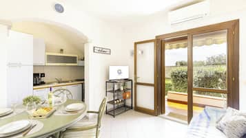 Grand réfrigérateur, four, plaque de cuisson